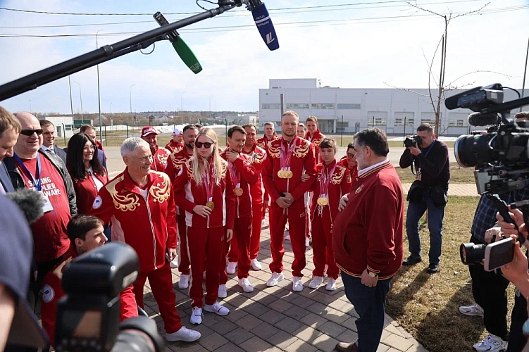 Делегация российских паралимпийцев посетила швейную фабрику «Мануфактуры Bosco»