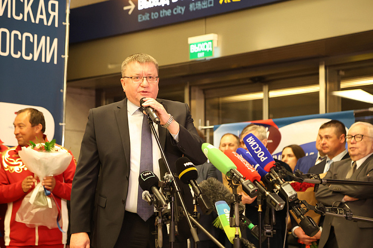 В аэропорту «Внуково» торжественно встретили паралимпийскую сборную России после XIV Паралимпийских зимних игр в Италии