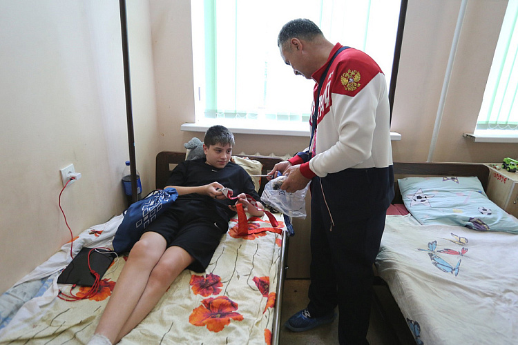 ПКР организовал встречу спортсменов-паралимпийцев с юными пациентами детского отделения Донецкого Республиканского травматологического центра