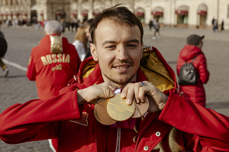 Торжественная встреча Паралимпийской команды России прошла в ГУМе на Красной площади