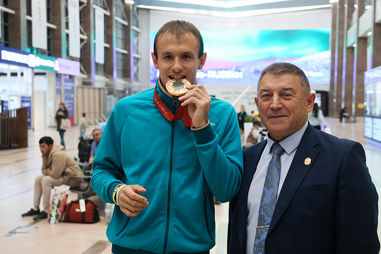 Красноярский Паралимпийский чемпион Матвей Якушев вернулся домой
