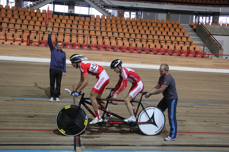 Определены победители чемпионата России по велоспорту-тандем на треке среди лиц с нарушением зрения
