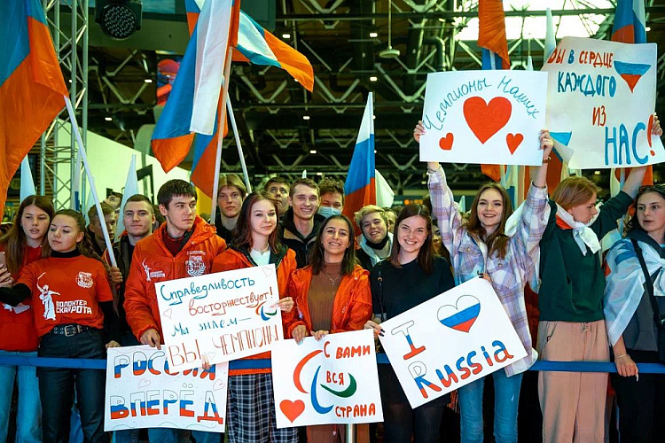 В аэропорту Шереметьево торжественно встретили Паралимпийскую сборную команду России