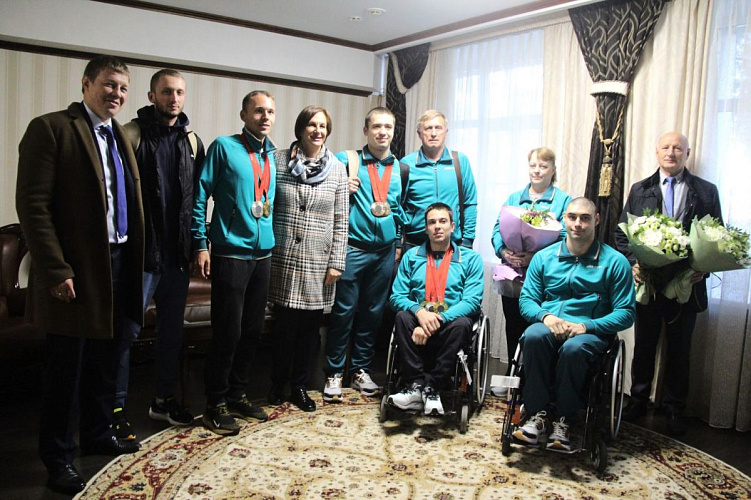Алтайский спорт: Паралимпийцы вернулись домой. Барнаул встретил героев Парижа Алтайский спорт: Паралимпийцы вернулись домой. Барнаул встретил героев Парижа