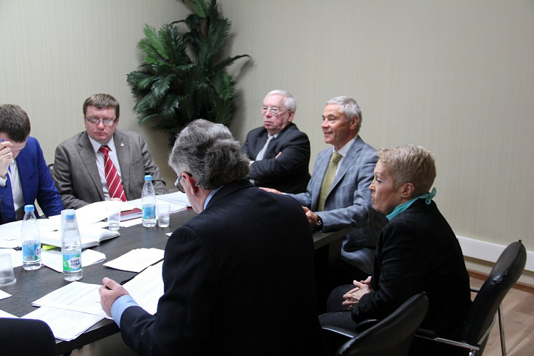 В.П. Лукин и П.А. Рожков провели рабочую встречу со старшими тренерами сборных команд России по зимним видам спорта, где обсудили актуальные вопросы подготовки спортсменов к Паралимпиаде-2018 в г. Пхенчхан