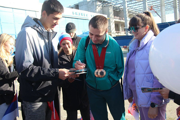 Алтайский спорт: Паралимпийцы вернулись домой. Барнаул встретил героев Парижа Алтайский спорт: Паралимпийцы вернулись домой. Барнаул встретил героев Парижа