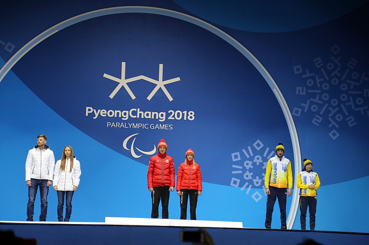 П.А. Рожков в г. Пхенчхан во время медальной церемонии поздравил президента Национального паралимпийского комитета Республики Беларусь Олега Шепеля с завоеванием белорусскими спортсменами 3 золотых, 4 серебряных и 2 бронзовых медалей на Паралимпиаде-2018