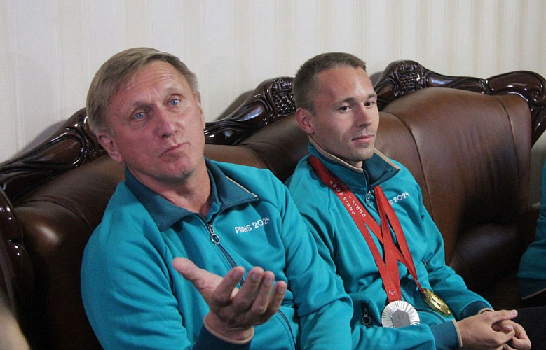 Алтайский спорт: Паралимпийцы вернулись домой. Барнаул встретил героев Парижа Алтайский спорт: Паралимпийцы вернулись домой. Барнаул встретил героев Парижа