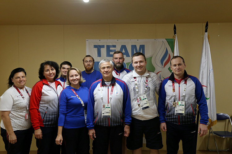 П.А. Рожков в Паралимпийской деревне вручил ленты чемпионов победителям Паралимпиады и памятные знаки ПКР «Участник XVI Паралимпийских игр»