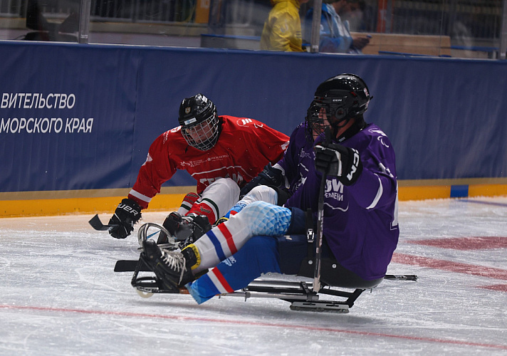 Во Владивостоке состоялось открытие Кубка по следж-хоккею среди ветеранов СВО «Герои нашего времени»