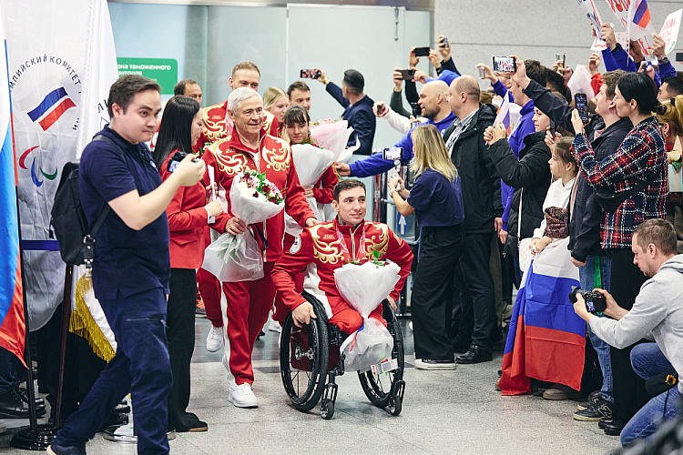 В аэропорту «Внуково» торжественно встретили паралимпийскую сборную России после XIV Паралимпийских зимних игр в Италии В аэропорту «Внуково» торжественно встретили паралимпийскую сборную России после XIV Паралимпийских зимних игр в Италии