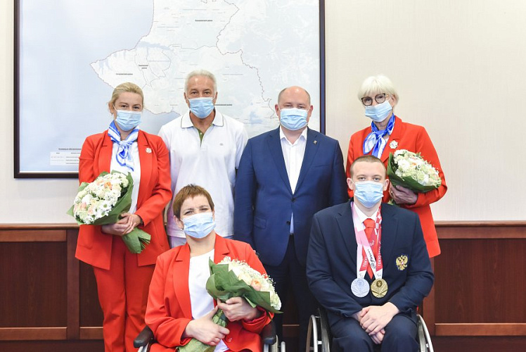 Губернатор города Севастополя Михаил Развожаев наградил участников Паралимпиады