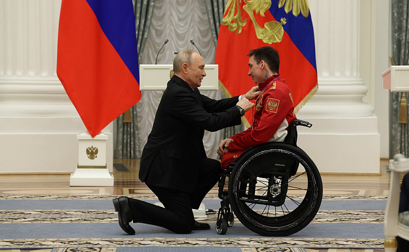 В Кремле Владимир Путин вручил государственные награды Российской Федерации победителям и призёрам ХIV Паралимпийских зимних игр 2026 года