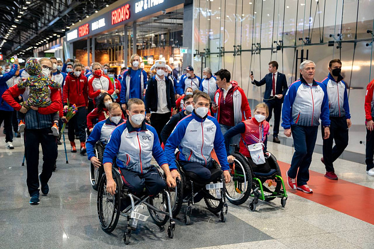 В аэропорту Шереметьево торжественно встретили Паралимпийскую сборную команду России