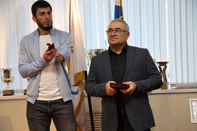 В офисе ПКР состоялось вручение Медали ордена «За заслуги перед Отечеством» I степени тренеру Р.Ю. Биярсланову, а также удостоверения и знака «Заслуженный мастер спорта» его воспитаннику А. Рамазанову по итогам выступления на XVII Паралимпийских игр