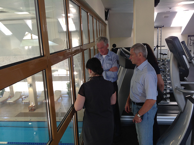 П.А. Рожков и технический менеджер по Играм IWAS Ян Боквик в г. Сочи в рамках второго дня инспекционного визита осмотрели места проведения соревнований по плаванию и размещения пловцов