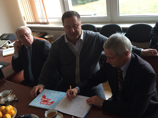 В.П. Лукин, П.А. Рожков и С.Н. Лалакин в г. Чехове посетили Лечебно-реабилитационный научный центр «Русское поле» с целью проведения встречи чемпионов и призеров Паралимпийских игр с воспитанниками Центра 