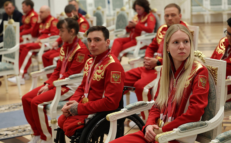 В Кремле Владимир Путин вручил государственные награды Российской Федерации победителям и призёрам ХIV Паралимпийских зимних игр 2026 года