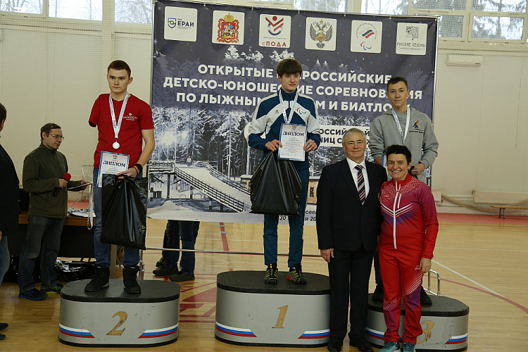 П.А. Рожков в Пересвете принял участие в церемониях открытия и награждения, а также просмотре Кубка России и Всероссийских детско-юношеских соревнований по лыжным гонкам и биатлону спорта лиц с ПОДА