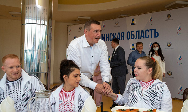 Губернатор Сахалинской области В.И. Лимаренко в преддверии XVI Паралимпийских игр встретился с командами ПКР по плаванию и настольному теннису спорта лиц с ПОДА