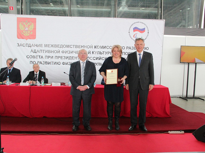 В.П. Лукин и А.В. Кулаковский в рамках заседания Межведомственной комиссии по развитию адаптивной физической культуры и спорта Совета при Президенте РФ вручили памятную медаль Олимпиады и Паралимпиады 2014 г. в г. Сочи и грамоту Президента РФ к ней