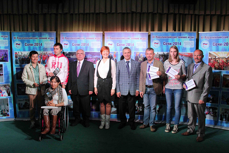 В.П. Лукин, П.А. Рожков и Е.Г. Кволек вручили сертификаты на отдых участникам XI Паралимпийских зимних игр 2014 г. в г. Сочи, которые заняли 4 место