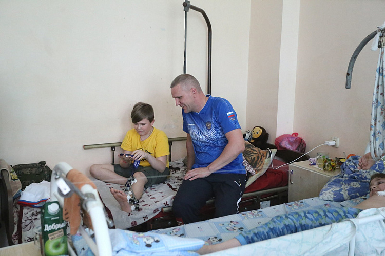 ПКР организовал встречу спортсменов-паралимпийцев с юными пациентами детского отделения Донецкого Республиканского травматологического центра