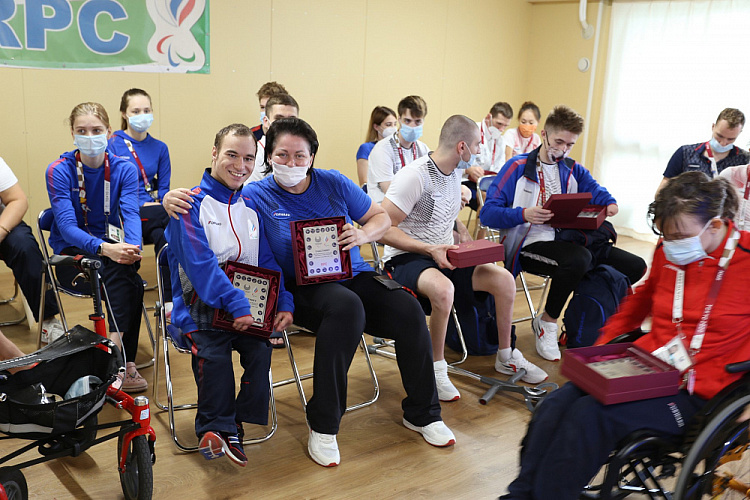 П.А. Рожков в Паралимпийской деревне вручил ленты чемпионов победителям Паралимпиады и памятные знаки ПКР «Участник XVI Паралимпийских игр»
