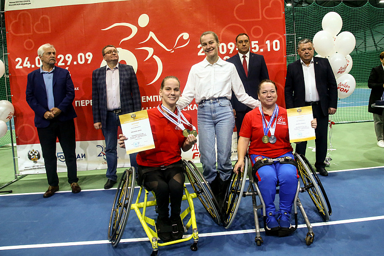 43 спортсмена из 11 регионов страны разыграли медали чемпионата России по теннису на колясках