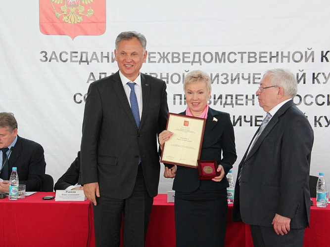 В.П. Лукин и А.В. Кулаковский в рамках заседания Межведомственной комиссии по развитию адаптивной физической культуры и спорта Совета при Президенте РФ вручили памятную медаль Олимпиады и Паралимпиады 2014 г. в г. Сочи и грамоту Президента РФ к ней