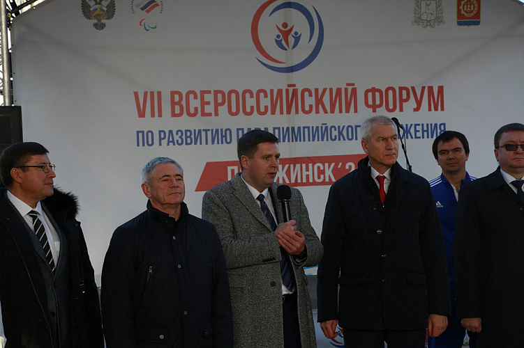 В Центральном парке культуры и отдыха г. Дзержинска чемпионы и призеры Паралимпийских игр провели мастер-классы для детей с ограниченными возможностями здоровья