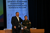 Председатель Высшего Попечительского (Наблюдательного) Совета ПКР, Председатель Попечительского совета благотворительного фонда «Наследие» С.Н. Лалакин вручил блочный лук ветерану СВО А. Арутюняну