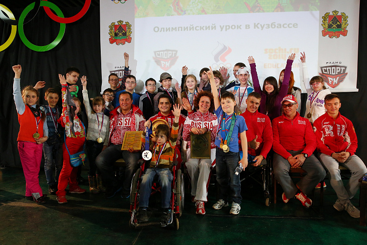 О.В. Семенова, А.В. Назаров, чемпионы и призеры Паралимпиады - 2014 в Кемеровской области провели паралимпийский урок для детей с ограниченными возможностями здоровья