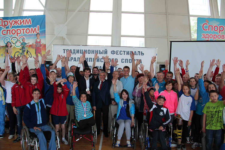 П.А. Рожков, О.В.Семенова, А.И.Алябьев наградили победителей и призеров первого соревновательного дня традиционного фестиваля паралимпийского спорта «Парафест»