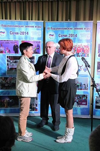 В.П. Лукин, П.А. Рожков и Е.Г. Кволек вручили сертификаты на отдых участникам XI Паралимпийских зимних игр 2014 г. в г. Сочи, которые заняли 4 место
