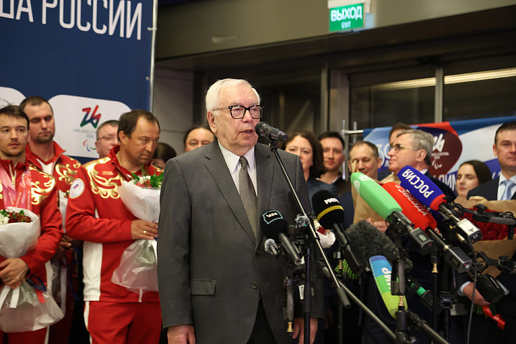 В аэропорту «Внуково» торжественно встретили паралимпийскую сборную России после XIV Паралимпийских зимних игр в Италии