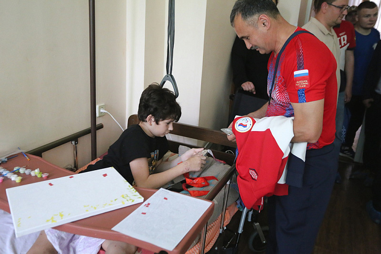 ПКР организовал встречу спортсменов-паралимпийцев с юными пациентами детского отделения Донецкого Республиканского травматологического центра