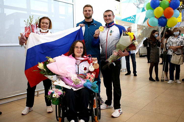 Вы – дома: А. Гладкова и Н. Буткову встретили в Волгограде с цветами и поздравлениями