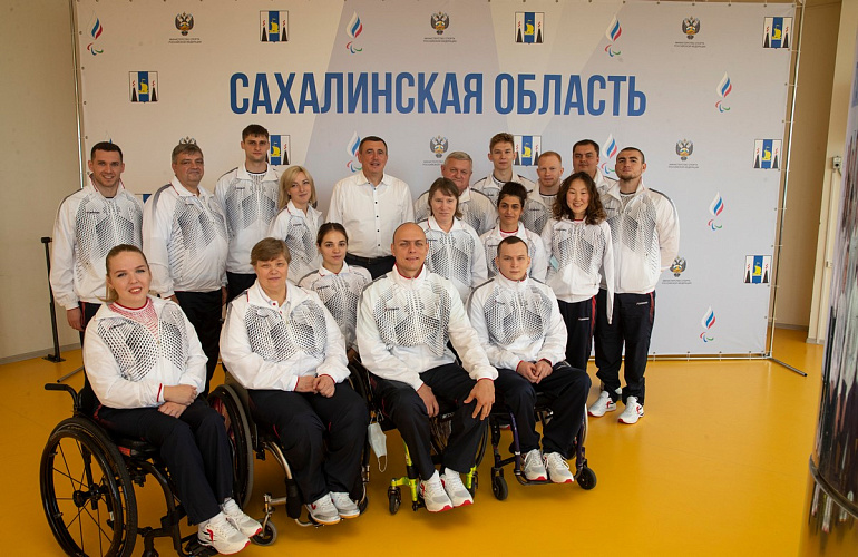 Губернатор Сахалинской области В.И. Лимаренко в преддверии XVI Паралимпийских игр встретился с командами ПКР по плаванию и настольному теннису спорта лиц с ПОДА