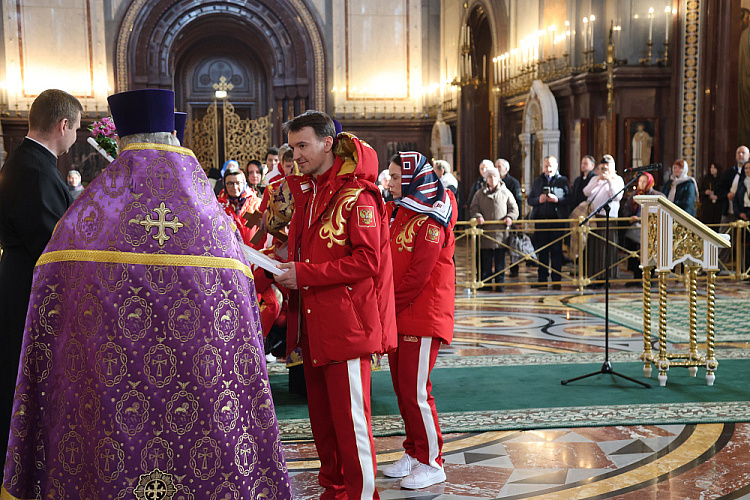 В Храме Христа Спасителя П.А. Рожков, победители и призеры зимних Паралимпийских игр и их близкие приняли участие в благодарственном молебне