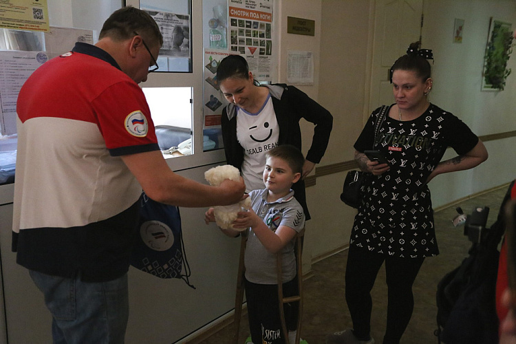 ПКР организовал встречу спортсменов-паралимпийцев с юными пациентами детского отделения Донецкого Республиканского травматологического центра