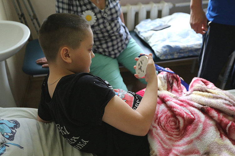 ПКР организовал встречу спортсменов-паралимпийцев с юными пациентами детского отделения Донецкого Республиканского травматологического центра