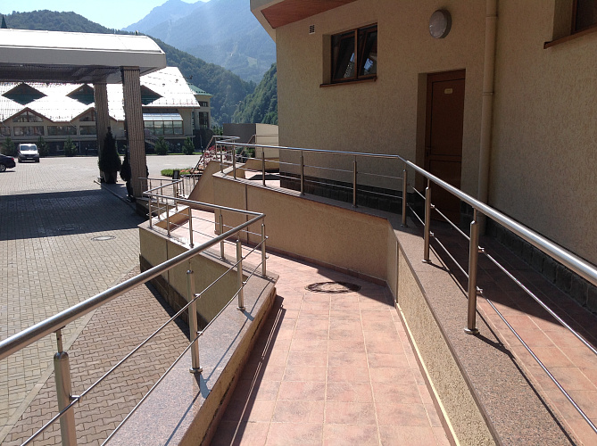 П.А. Рожков и технический менеджер по Играм IWAS Ян Боквик в г. Сочи в рамках второго дня инспекционного визита осмотрели места проведения соревнований по плаванию и размещения пловцов