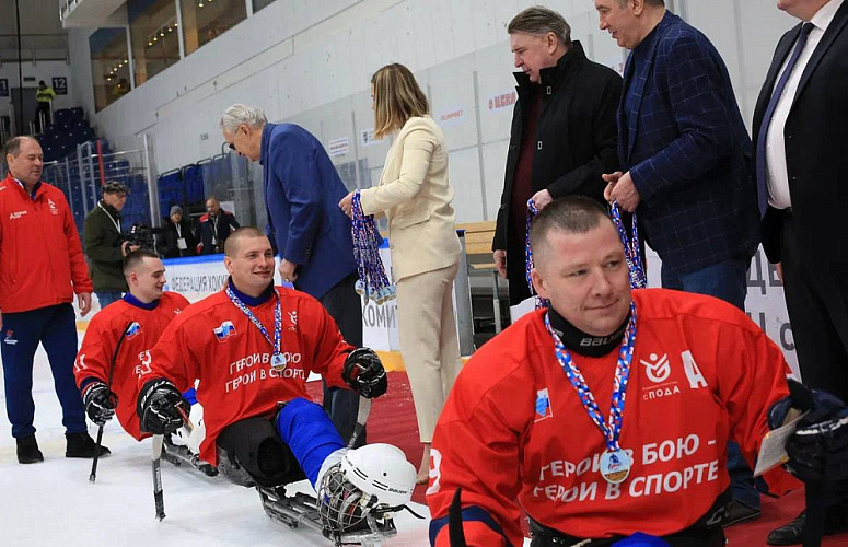 В Москве на Малой ледовой арене «ЦСКА» состоялся товарищеский матч по следж-хоккею между командами ветеранов СВО  «Мужество»  и «Звезда» 