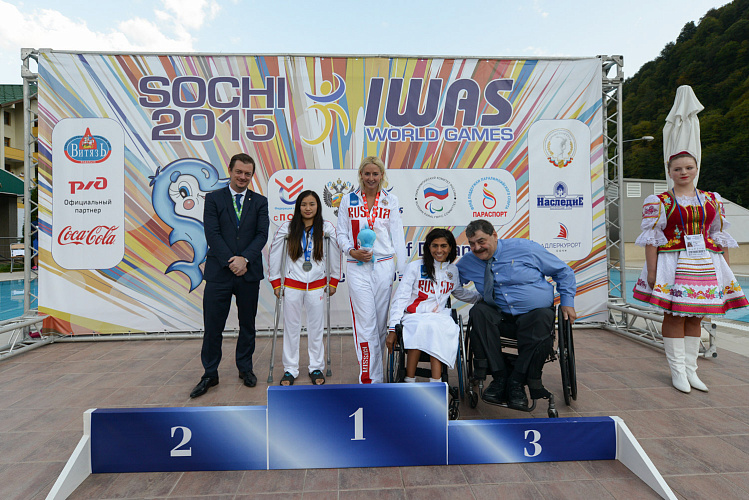 Во второй соревновательный день прошли церемонии награждения чемпионов и призеров Всемирных игр Международной спортивной федерации колясочников и ампутантов IWAS 2015 года в соревновании по легкой атлетике, плаванию, настольному теннису и армспорту