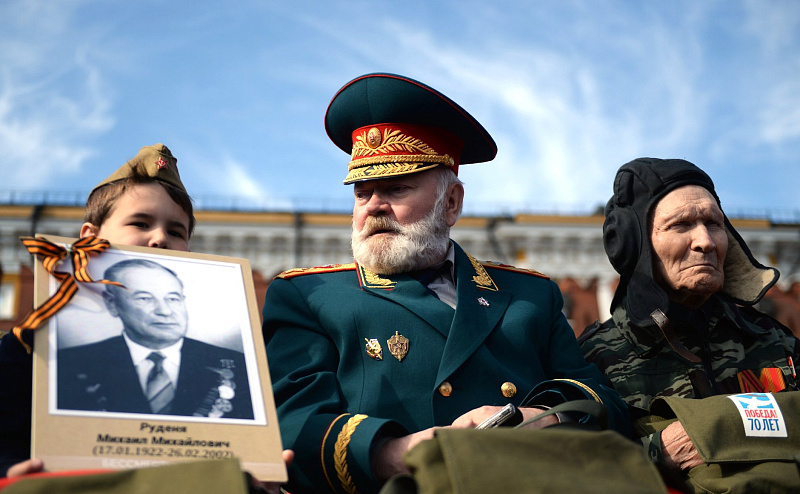 В.П. Лукин, П.А. Рожков, Л.Н. Селезнев на Красной площади приняли участие в просмотре Военного парада в ознаменование 70-летия Победы в Великой Отечественной Войне