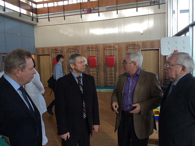 В.П. Лукин, П.А. Рожков и С.Н. Лалакин в г. Чехове посетили Лечебно-реабилитационный научный центр «Русское поле» с целью проведения встречи чемпионов и призеров Паралимпийских игр с воспитанниками Центра 