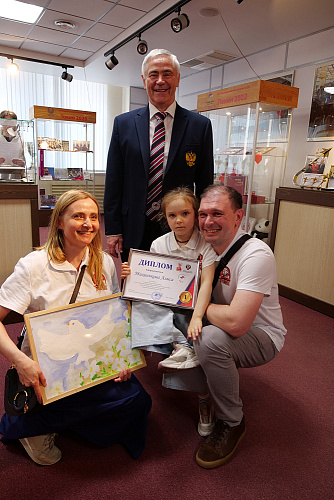 П.А. Рожков вручил призы победителям конкурса рисунков «День Великой Победы глазами детей», посвященного 80-летию Победы в Великой Отечественной войне