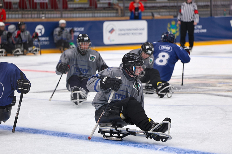 Во Владивостоке состоялось открытие Кубка по следж-хоккею среди ветеранов СВО «Герои нашего времени»