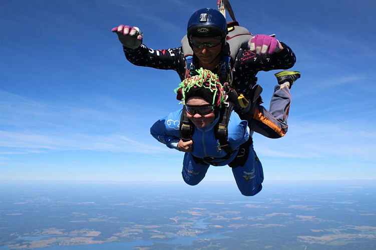 Члены Паралимпийской сборной России совершили прыжки с высоты 4000 м в тандеме с опытными инструкторами